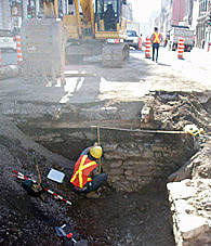 Sous la rue McGill, les éléments de la muraille sont mis au jour et expertisés par nos archéologues.